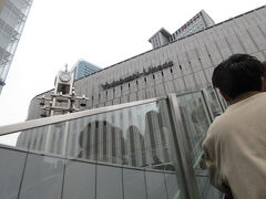 正面の ヨドバシ梅田には向かわず
ここを左折
　