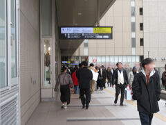 カリヨン広場を通り抜け
ルクアの横を歩き
JR大阪駅の中へ入る
　