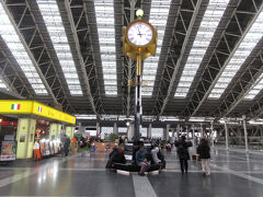 大きな時計が配置され
待ち合わせスポットにも なっている
　
時空(とき)の広場
　
