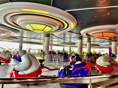 そのあとは、ベイマックスのハッピーライドへ。
ここ結構すごいです。ずーと踊っている女の子が何人書いたので
「キャストさんかな？」
と思い、家に帰ってから娘に聞くと、どうやら全然キャストさんではなく、そういう集まりがあるらしい。・・・すごーーーい！！！
