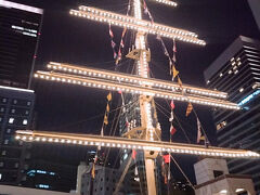 ライトアップされていて綺麗。
これから乗船する人達とすれ違いました。