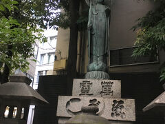 オフィス街の細い横道の右手に、知泉院があります。
ごく小さい境内に判じ絵のような物が書かれた台座があり、地蔵尊が立っていました。
水の入った古い瓶があり、近くにあった説明によると天水鉢というものでした。
