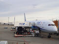 成田国際空港からANA NH0815便にてクアラルンプールに出発。
出国前にフォートラベル経由で海外Wi-Fiをレンタルしてみました。会員特典でとても安く借りられ大満足！
空港内のラウンジを使えるからと同行者に連れ回され結局使えなかったというトラブルがあり出発前から疲弊してたのですが、目の前に搭乗する飛行機を見るとワクワクします。