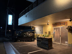 夕食は旅館から歩いてすぐの所にある居酒屋でいただきました。
お刺身のおまかせ盛り合わせ、クエの唐揚げ、鯛の釜めしを食べ、梅酒を一杯飲んでお会計はちょうど6000円でした。どれも美味しかったです。