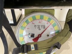 ホテルをチェックアウトする前に、
ロビーの量りで、重さのチェック！
機内持ち込み7㎏まで。
ちょっと～！私って天才じゃない？？
しかし、もう何も買えん 笑笑