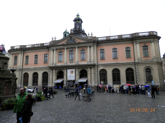 ノーベル博物館 NOBEL PRIZE MUSEUM<br />wikipedia ノーベル博物館は、ストックホルムの旧市街ガムラスタンにあるノーベル賞に関する博物館。 ノーベル賞設立100周年を記念して2001年春に開館した。館内にはカフェがあり、2001年頃から受賞者が椅子の裏側にサインをすることが知られている。私は入場料が高いので入りませんでした。