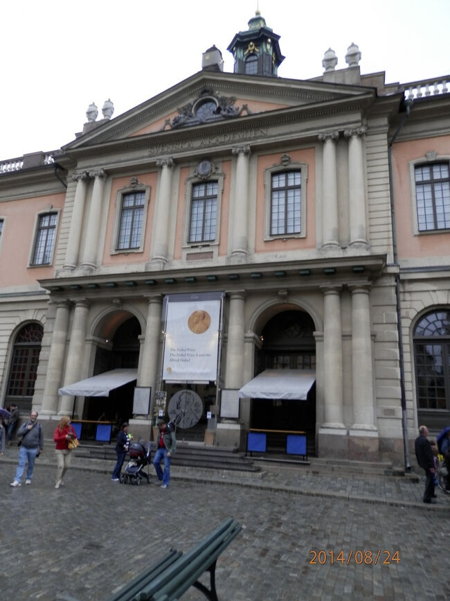 ノーベル博物館 NOBEL PRIZE MUSEUM<br />Admission　18歳までは無料、しかしAdults: 150 SEK　Students: 110 SEK Seniors: 110 SEK。現在の入場料はシニア割引でも15000円ぐらい。ふざけた金額です。空港から市内の鉄道は片道約4000円。博物館や公共輸送機関はもう少し低い金額を設定して欲しい。