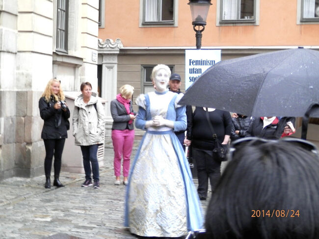 ノーベル博物館横の広場<br />言葉がわからないので何のパフォーマンスかわからなかったが、昔、ここの近くで起こったス「トックホルムの血浴」(1520年)に関係あるのであろうか？それともノーベルのエピソードか？