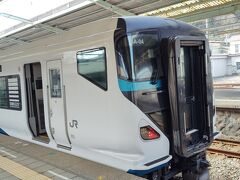 特急踊り子号にて伊豆に向かいます。
「特急ドクだ値」の期間中だったので、えきねっとで予約しました。特急券代が35%引き！
快適な列車の旅を経て、伊豆急下田駅に到着しました。