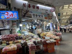 ドライフルーツ系なら下調べなくても買える！と思って、こちらのお店で3種類ほどお買い上げ。
お店のハルモニが色々お味見させてくれ、特に美味しかった韓国産の干し柿などを買いました。