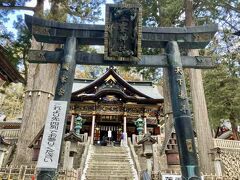 青銅鳥居をくぐると、社殿