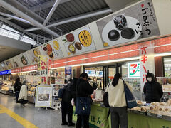 着きました～。お店ズラリで観光地気分！そしてなんと、オギノパンが売ってました。ちょっと前は新宿の駅ナカでも見かけたし、なかなか手広くやっとりますな。