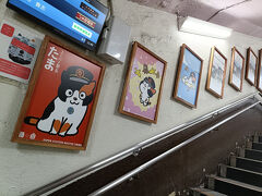 和歌山電鉄はJR和歌山駅構内にあります。
のりばには、たま駅長のイラストが並んでいます。可愛い！！