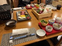 そしていよいよ楽しみにしていた晩御飯！
館内のレストランでいただきます。
すでに席にはセッティング。