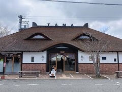 貴志駅はたま駅長をモデルにした駅舎(=^・^=)
檜皮葺の屋根に、猫を模したステンドグラスをはめ込んだ目や口の窓