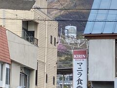 遠くに河津桜
の前にJR松田駅
の前にマニラ食堂の看板が気になる和食屋さん。