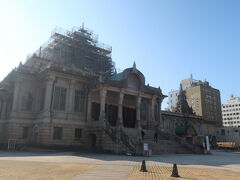 まだ人もまばらな築地本願寺
1617年浅草に西本願寺の別院として創建されたものの､1657年明暦の大火で焼失し､1679年に門徒が中心となって現在の場所に再建されました
関東大震災で焼失し､1934年に建築家伊東忠太氏により現在の本堂が再建されています