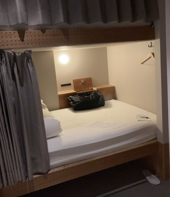 で、My cabin 悪くない！<br /><br />（と言うよりスバラシイ～このベッドの高さが「快適さ」のポイント☆）<br /><br />ラウンジスペースで　ひと息入れたなら