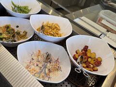 末っ子と2人でプライオリティパスを使ってプラザプレミアムラウンジに来ましたが、大混雑。
ホテルで朝食をいただいたので少し見るだけ。