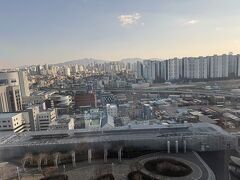 定刻通り到着したのもホッとしましたがネットが繋がらないトラブル！（私がローミングオンにし忘れただけでした）
焦っていたので空港着からホテルまで一枚も写真がありませんでした。これはホテルの部屋からの眺めです。
第一ターミナルはイミグレーションのプライオリティレーンは韓国人と外国人のレーンの真ん中にありました。使用される方は外国人レーンの手前にありますのでご注意下さい。
