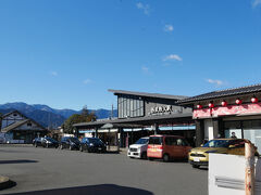 西武秩父駅に到着。乗っていた車両（後ろから2両め？）がちょうど改札すぐ近くでした。
当初は手前の芦ヶ久保駅で降りて先にあしがくぼの氷柱を見に行こうと思ってたんですが、特急で秩父まで来ちゃったので三十槌(みそつち)の氷柱からにします。