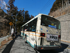 バスは満車でしたが奇跡的に席が空いていて、運良く座ることができました。
山道でけっこう揺れたのでカバンに入りっぱなしだった酔い止めのアメを舐めて、なんとか酔わずに到着。
道路工事もしてたみたいで西武秩父駅から50分くらいかかったでしょうか。
三十槌(みそつち)のバス停で降ります。

降りる人がたくさんいるかと思いきや4分の1くらいしかここでは降りませんでした。
みなさんさらに先にある三峯神社に向かうようです。
三峯神社、昔バスツアーで行った気がするけど、山の上でバスに酔った記憶しかありません。