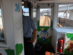 坂出駅で、アンパンマン列車に乗ります。
乗客全員が、小さなお子さんを連れた家族。
中年男性一人で乗っているのは自分だけ。
でも、子ども以上に瀬戸大橋にわくわくしている。