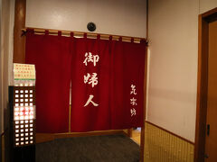 混雑のピークに来てしまったみたいで、想像を絶する激込み、まず宿泊者用のロッカーが空かなくて、待ってる人がたくさん
やっとロッカーが空いて浴室に入れたら、今度は洗い場に順番待ちの行列、全然空かない！
