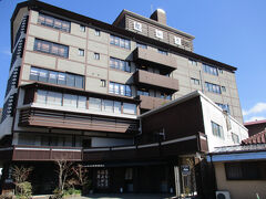 目指す「福田屋」さんの駐車場に車と止めて・・・チェックインと行きたいところですが、まだ2時なので、まずはフロントで今夜の貸し切り風呂の予約をいれます。
福田屋さんは、宿泊者は50分無料の貸し切り風呂がついています・・・早い時間であれば、お風呂も時間も希望どおりに予約できます。
