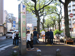 高知市中央公園（高知市帯屋町）の駐輪場に自転車を止めます。
高知市街地、特に商店街周辺は駐輪禁止が多く、近年は取り締まりも厳しくなっています。
