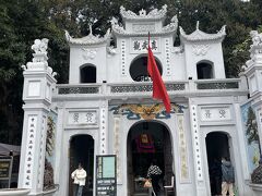 歩いてたら寺院っぽいものを発見。
入場料も1人10k＝60円と安いので入ってみることに。

地球の歩き方によると、道教の寺院らしく、国を守った当時の英雄かなを祀っているんだとか。