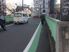 こちらで神田川を面影橋で渡る。

神田川の北側が豊島区で、南側が新宿区になる。

