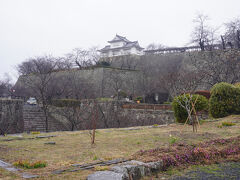 城郭の形式は梯郭式平山城。日本三大平山城のひとつ。往時は外郭を含めて、広島城の76棟、姫路城61棟をしのぐ77棟の櫓が建ち並び、明治初頭にその様子を撮影した写真が残されています。