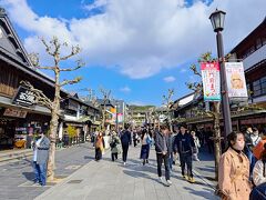 駅から降りてすぐに仲見世のようなお店があります。
さすが全国的にも有名な神社ということもあってたくさんの人でごった返していました。
