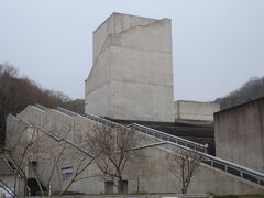 次にやってきたのは、安藤忠雄さん設計の「近つ飛鳥博物館」

「ちかつあすか」と読むそうで、この言葉が気に入ってしまい、やってきました
昨日行った龍王山の辺りが「遠つ飛鳥」なんですって