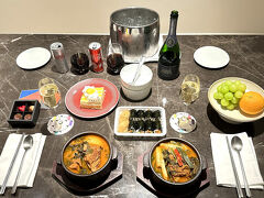 冷蔵庫の無料のソフトドリンク（コカ・コーラ）もいただきます。

ではカンパーイ！ (*^∇^)／Y☆Y(^∇^*)

＜シャンパン＞
〇 シャルル・エドシック ブリュット レゼルヴ
　 （Charles Heidsieck Brut Réserve）