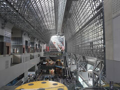 京都駅
京都駅は東西の長さが470ｍ、高さ60mにも及ぶ日本最大級の駅ビルです。
中央のコンコースにすごく巨大な空間があり、たまげてしまいました。
何処へ行けばいいかわかりません。とりあえず上に行けば見通しが効きそうなので登ってみました。「〇〇と煙は高いところへ登りたがる」
