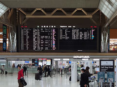 羽田でスーツケースをピックアップ後、成田行きのバスに乗って成田空港第2ターミナルへ移動する。夜の時間にも関わらず、出発フロアはかなりの賑わいだ。