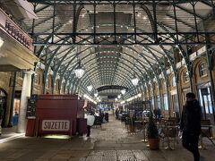 時間的にも夕飯を食べようということで、レスタースクウェアからコヴェントガーデンの方にやってきました。