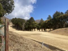 さらに登るとゴルフ場。
こんな急斜面だと大変そう。