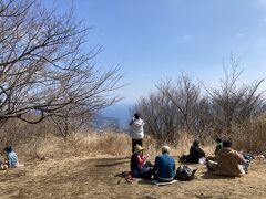 さらに歩くこと20分。
幕山山頂到着。
ここでお昼ご飯をいただきます。