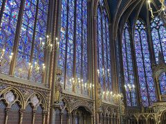 パリ最古のステンドグラスが美しい教会、サントシャペルです！完成は1248年で、それぞれのステンドグラスには1113景もの物語が描かれているそうです。

事前予約して行ったのですが、入場制限？をしてるっぽくて長時間並んで待たされました…実際に入場出来たのは40分後くらいだったので時間に余裕をもって行った方がいいと思います。