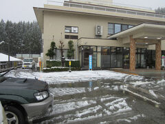 「舟川ダム」から「バーデン明日」にやって来ました
「舟川ダム」から「バーデン明日」は僅か3km程の道のり

「バーデン明日」は、日帰り入浴も可能な温泉旅館です
そして「舟川ダム」のダムカード配布場所でもあります
ムから山を下ると直ぐです。そこそこの来客数があるおかげで、県道から施設までの道は殆ど積雪がありません。
しかし此処と舟川ダムまでの道は愛車の車跡しかない完全な積雪路でした（笑）