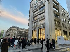 凱旋門の前にはシャンゼリゼ通りが伸びます。こちらはルイヴィトン本店です。
通りは凄く広くて、世界中のブランド店が軒を連ねていました。雰囲気は表参道ですが道幅が3倍くらいありました。