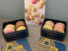 ピエールエルメでマカロンを買いました！お土産用に何個か買おうと思ったのですが4日しか日持ちしないので自分用としました。フレーバーは20種類くらいから選べて、サクサクふわふわでとても美味しかったです。
カンカンはパリ限定のエッフェル塔デザイン。こりゃ捨てられない★