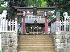 佐倉武家屋敷へは、京成佐倉駅から歩いて向かいました。距離はだいたい1km程度ですね。

武家屋敷の少し手前にある「麻賀多(まかた)神社」に、まず立ち寄って参拝。佐倉藩総鎮守だったこの神社は、平安時代の延喜式内社でもある歴史ある神社です。

