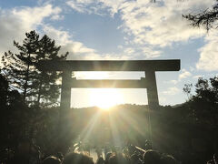 真冬の早朝だ。
本当に寒かったけれど、
朝日を浴びたら、
驚くほど暖かくて、
すごく幸せな気持ちだった。

しばらくここに佇み、
冬の日光浴。