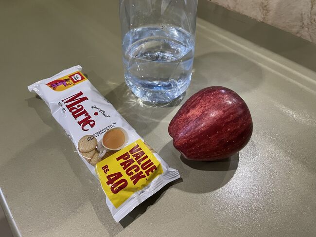 ラマダーンなので今朝の食事はこれ。リンゴはナイフがないのでかじる（皮は捨てたが）。少しでも体力をつけておく必要がある。