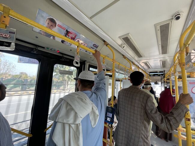 市内を縦横に走るBRTの使い方も慣れてきた。今日は路線の乗り継ぎがあってやや難易度が高かったが、東京に比べればなんてことはない（とにかくひとに聞きまくっています）。<br />目指すは、北へのバスが発着する「Charsadda Adda」。ここから、ペシャワールの北80キロにあるタフティ・バーイへ向かう。