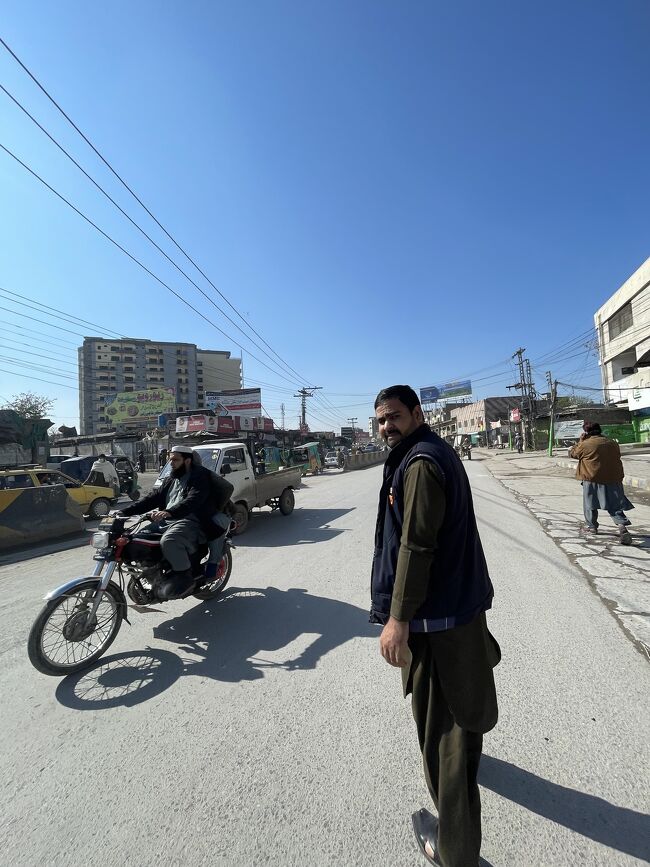 BRTでは「私もCharsadda Addaに行くんだ、一緒に行こう」というおじさんに出会い、降りてから先導してもらったうえに、途中で買ったジュースとお菓子のお金を払っていただいた。ラマダーンは食事が厳しいのだが、一方でこの旅人もてなし度にバフがかかるところはほんとうに得難い経験。シュークリア。